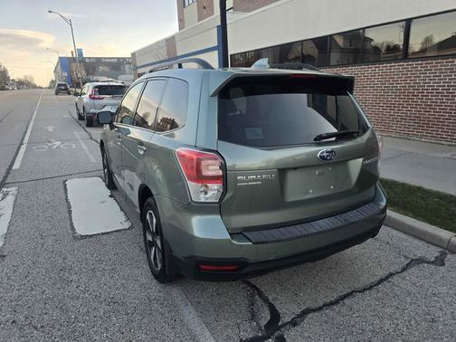 Jasmine Green Metallic 2018 Subaru Forester 2.5i Premium CVT
