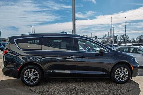 2021 Chrysler Pacifica Touring-L