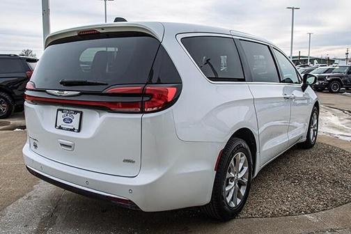 2024 Chrysler Pacifica Touring-L