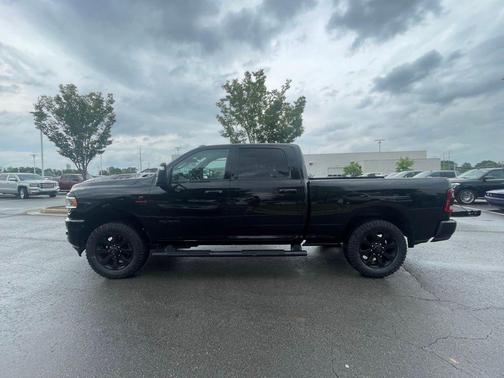 Diamond Black Crystal Pearlcoat 2024 RAM 3500 Laramie Crew Cab 4x4 6'4' Box