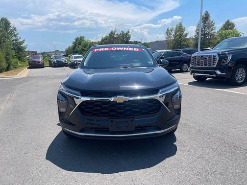 Mosaic Black Metallic 2025 Chevrolet Trax LT