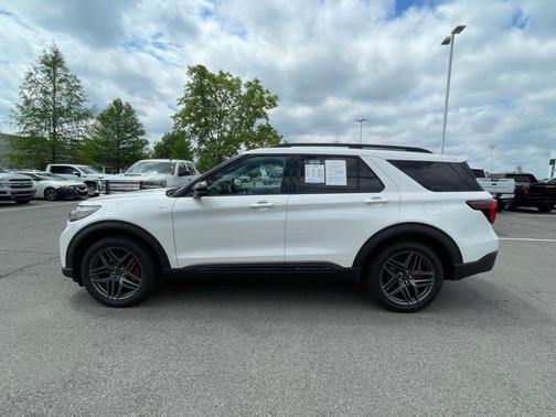 Star White Metallic Tri-Coat 2025 Ford Explorer ST-Line