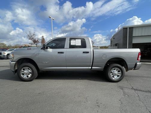 2022 RAM 2500 Tradesman Crew Cab 4x4 6'4' Box