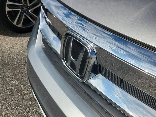 Lunar Silver Metallic 2021 Honda Pilot AWD EX