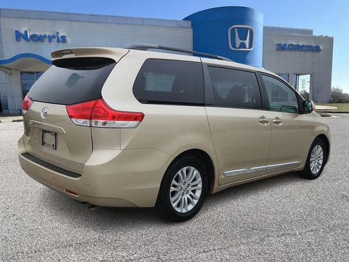 Sandy Beach Metallic 2014 Toyota Sienna XLE