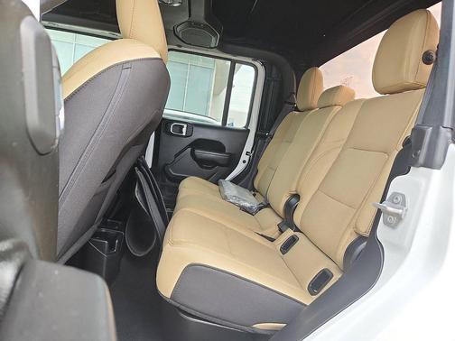 Bright White Clearcoat 2022 Jeep Gladiator Sport S