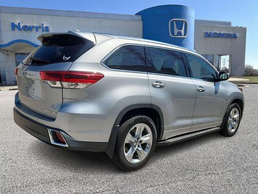 Celestial Silver Metallic 2017 Toyota Highlander Limited