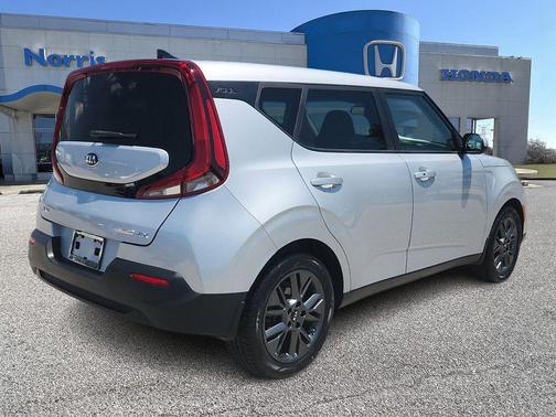 Sparkling Silver 2021 Kia Soul EX