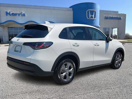 Platinum White Pearl 2027 Honda HR-V LX