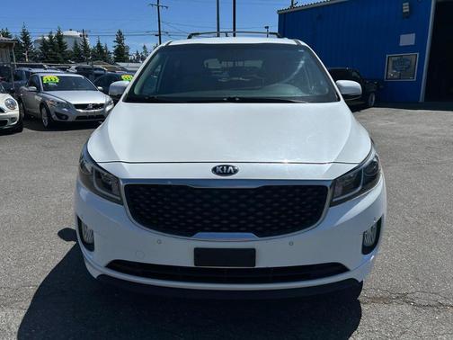 White 2017 Kia Sedona EX
