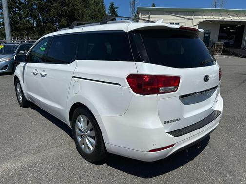 White 2017 Kia Sedona EX