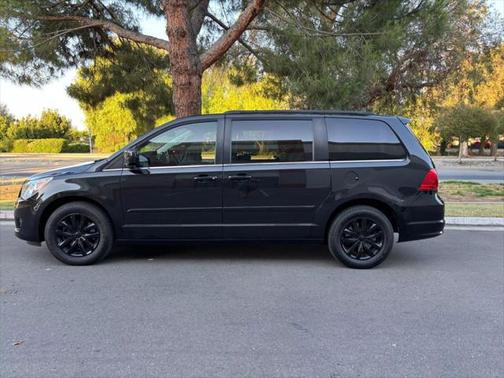 2012 Volkswagen Routan SE Minivan 4D