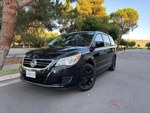 2012 Volkswagen Routan SE Minivan 4D
