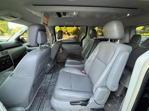 2012 Volkswagen Routan SE Minivan 4D
