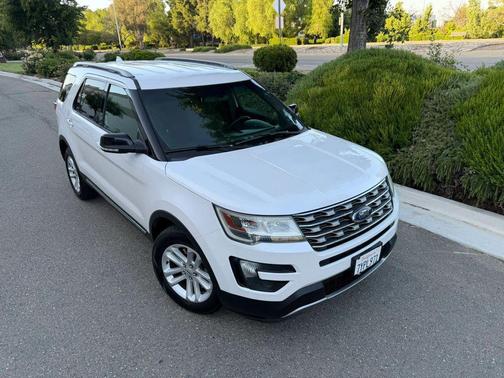 White 2016 Ford Explorer XLT