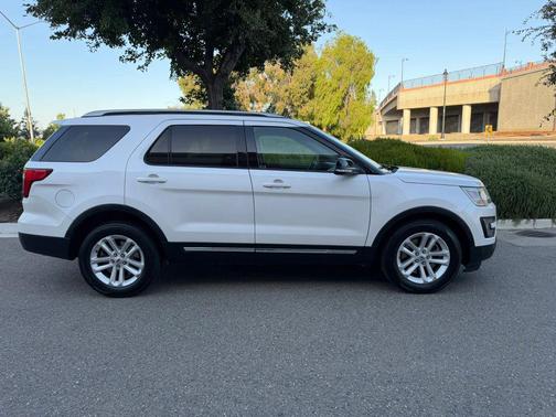 White 2016 Ford Explorer XLT