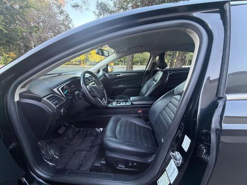 Black 2017 Ford Fusion SE
