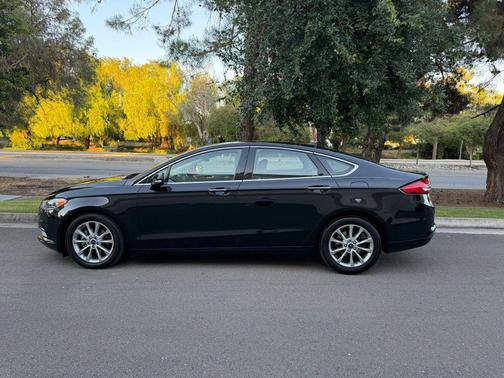 Black 2017 Ford Fusion SE