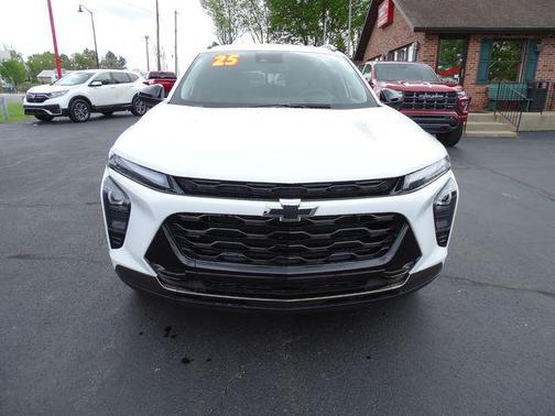 Summit White 2025 Chevrolet Trax FWD ACTIV
