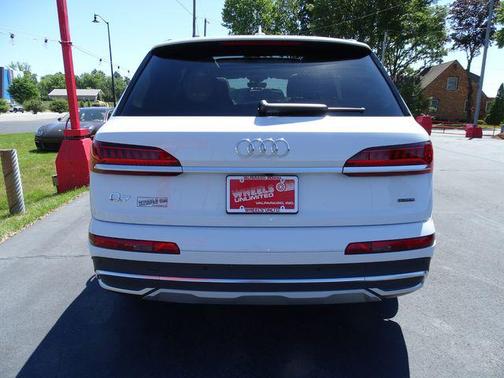 Glacier White Metallic 2023 Audi Q7 55 Premium Plus
