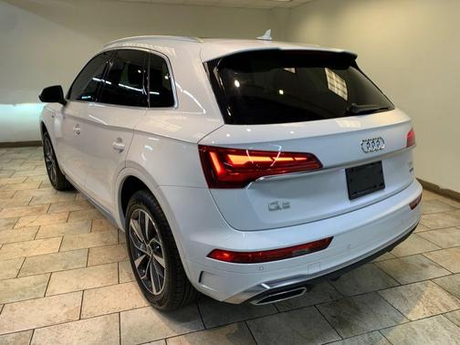 Glacier White Metallic 2023 Audi Q5 45 S line Premium