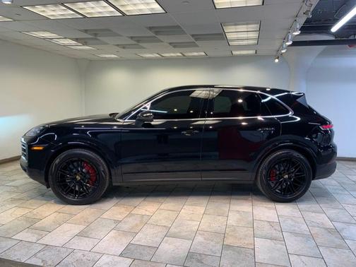 Chromite Black Metallic 2024 Porsche Cayenne S