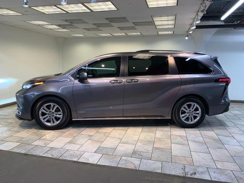 2021 Toyota Sienna XLE 8 Passenger