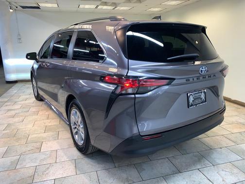 2021 Toyota Sienna XLE 8 Passenger