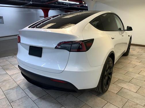 Pearl White Multi-Coat 2022 Tesla Model Y Long Range AWD