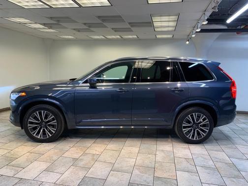 2022 Volvo XC90 T6 Momentum