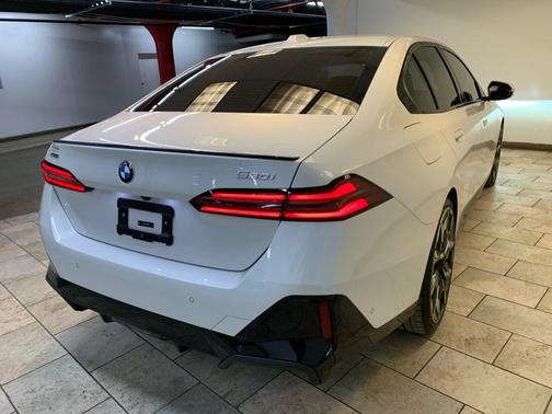 Mineral White Metallic 2024 BMW 530 xDrive