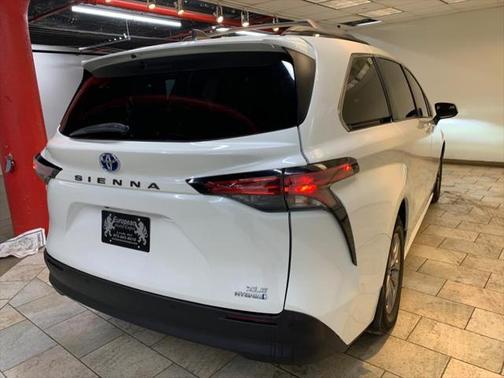 2021 Toyota Sienna XLE 8 Passenger