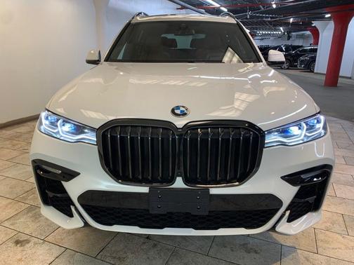 2022 BMW X7 M50i