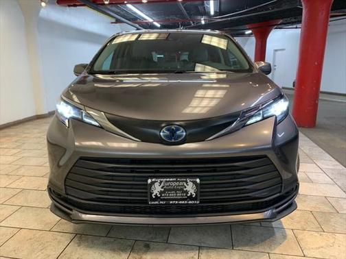 2023 Toyota Sienna LE
