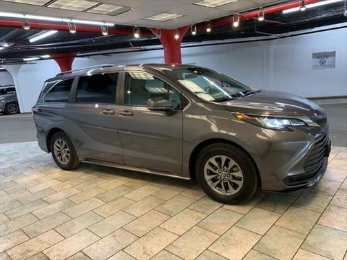 2023 Toyota Sienna LE