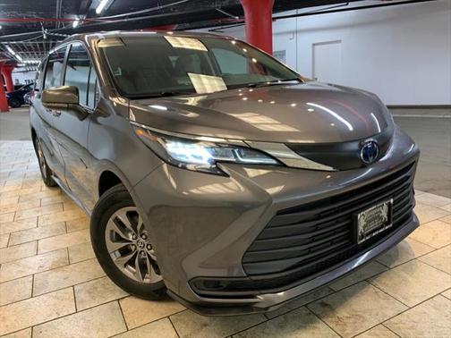 2023 Toyota Sienna LE