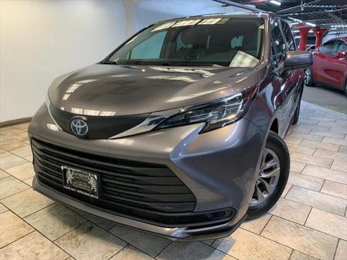 2023 Toyota Sienna LE