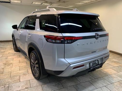 2022 Nissan Pathfinder SL 4WD