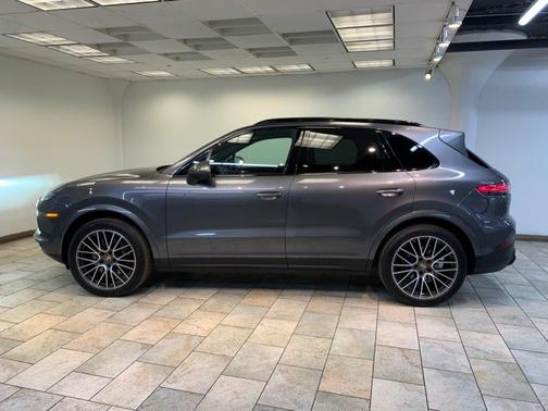 Dolomite Silver Metallic 2023 Porsche Cayenne Cayenne