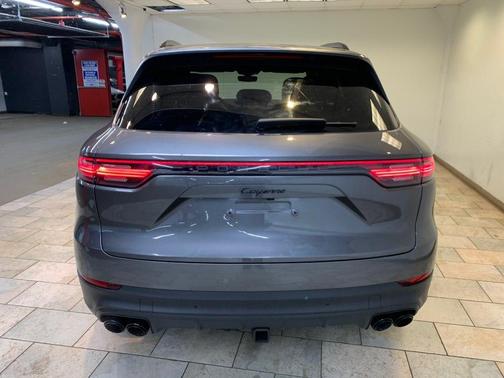 Dolomite Silver Metallic 2023 Porsche Cayenne Cayenne