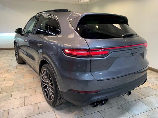Dolomite Silver Metallic 2023 Porsche Cayenne Cayenne