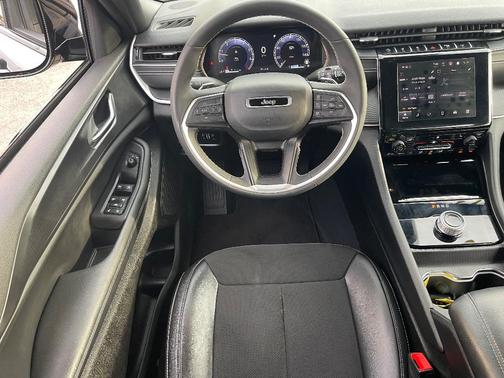 Diamond Black 2023 Jeep Grand Cherokee Altitude