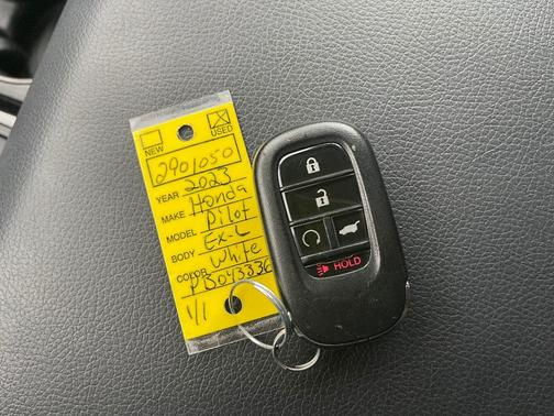 Platinum White Pearl 2023 Honda Pilot EX-L 7-Passenger