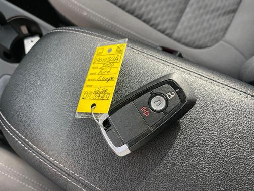 Oxford White 2020 Ford Escape SE
