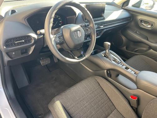 Platinum White Pearl 2024 Honda HR-V LX