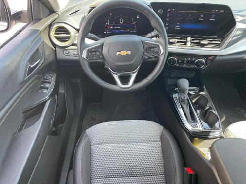 Summit White 2025 Chevrolet Trax LT