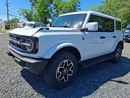 Oxford White Clearcoat 2026 Ford Bronco Outer Banks