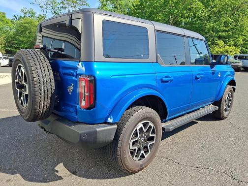 Velocity Blue Metallic 2023 Ford Bronco Outer Banks