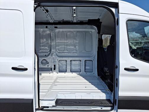 Oxford White Clearcoat 2026 Ford Transit-250 148 WB Medium Roof Cargo