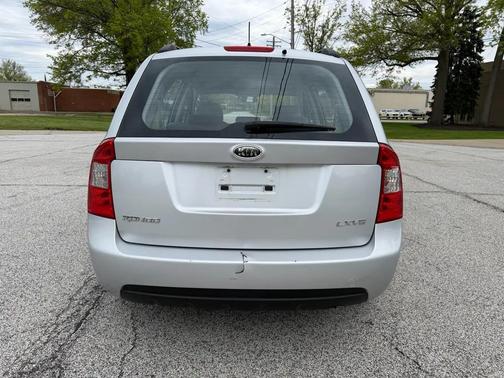 Silver 2008 Kia Rondo LX V6